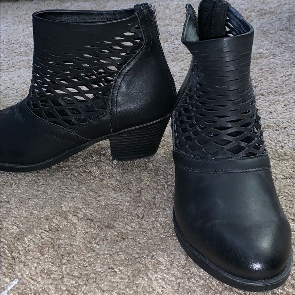 Women’s Sugar booties. Size 8.